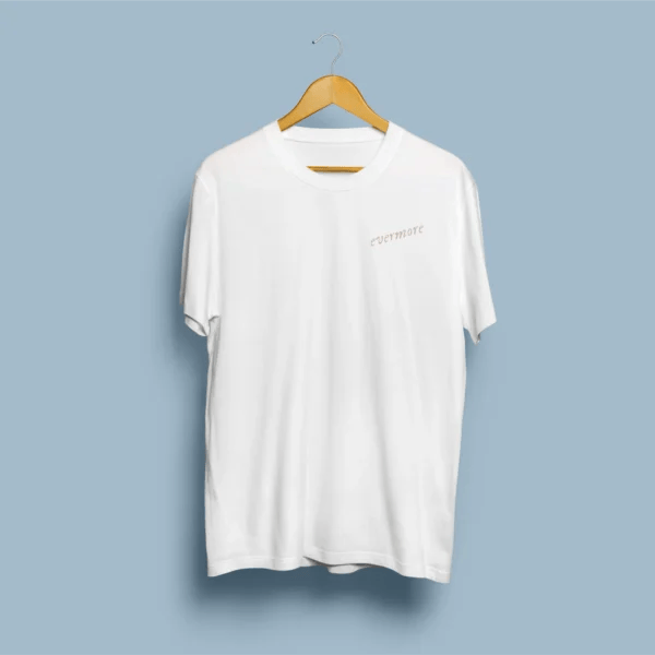 Frente de t-shirt branca com assinatura cursiva evermore em bege/rosa antigo no peito esquerdo, em cabide
