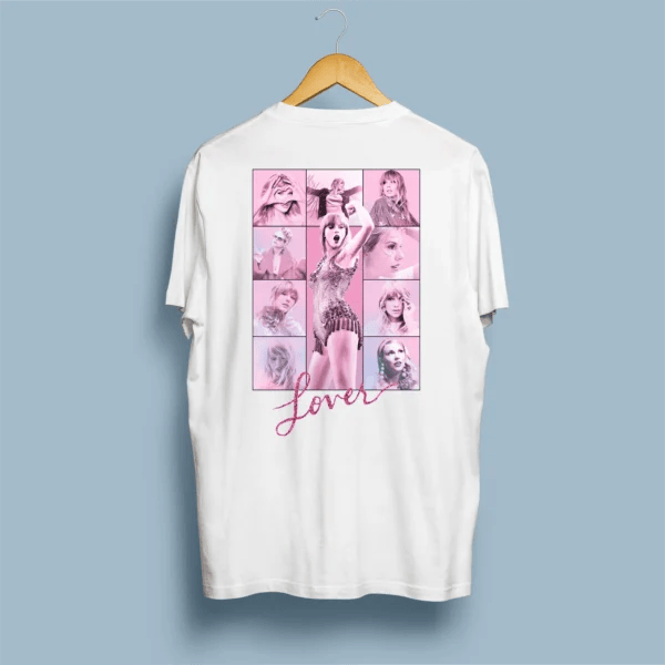 Frente de t-shirt branca com assinatura cursiva Lover em rosa fucsia no peito esquerdo, em cabide