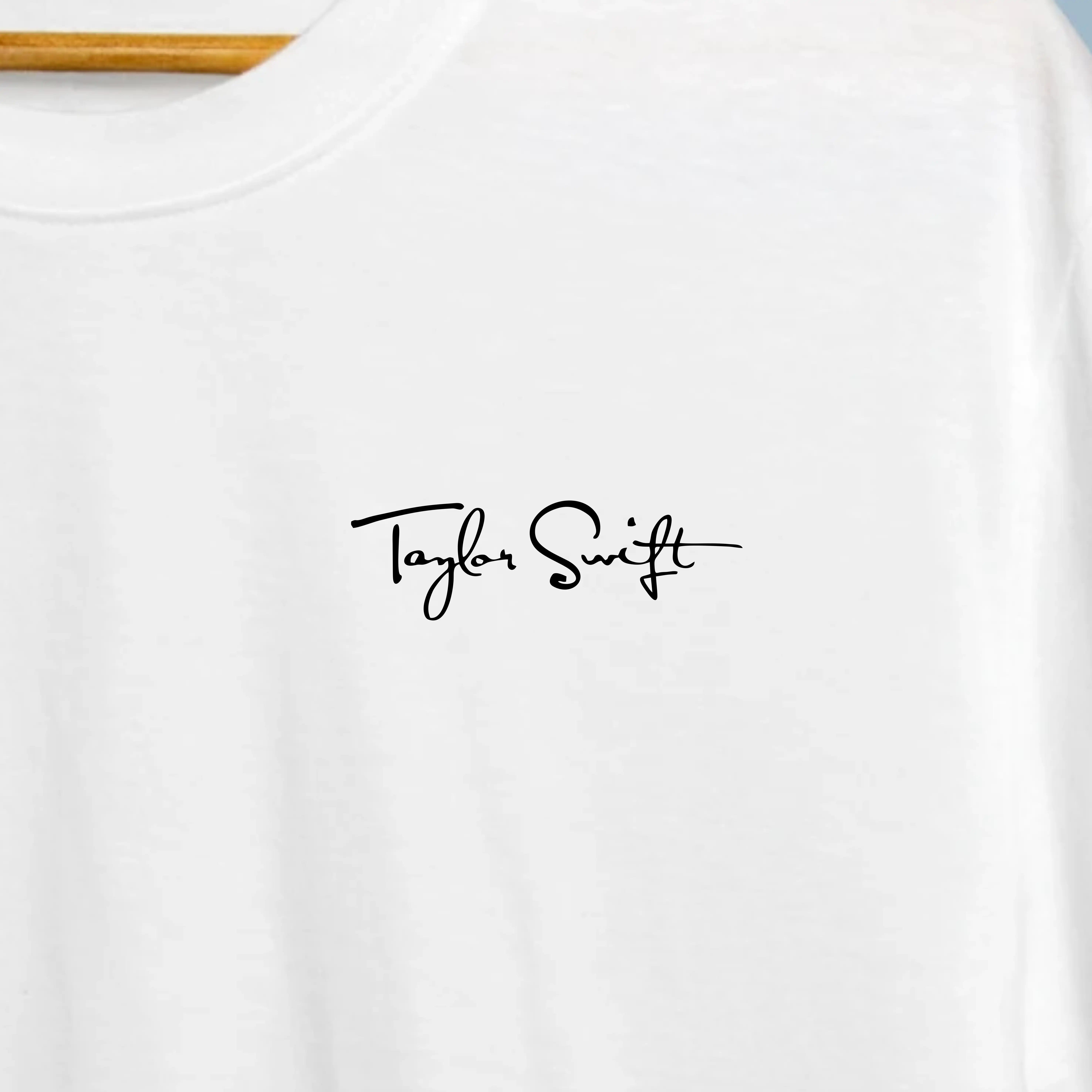 T-Shirt Taylor Swift - Debut Era 2006 3 Zoom da assinatura manuscrita Taylor Swift impressa no peito esquerdo da t-shirt branca