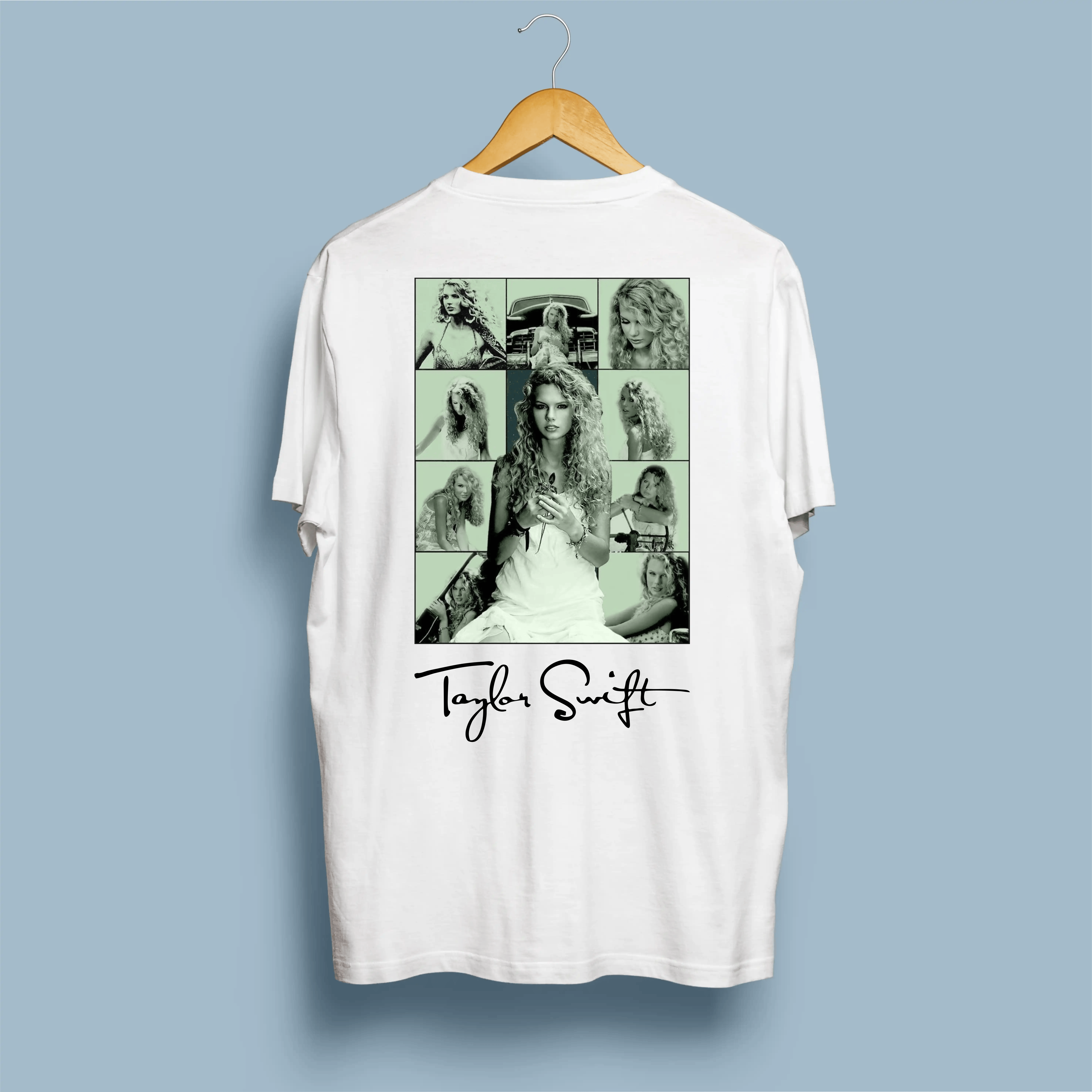T-Shirt Taylor Swift - Debut Era 2006 1 Frente de t-shirt branca com assinatura manuscrita Taylor Swift no peito esquerdo, em cabide de madeira