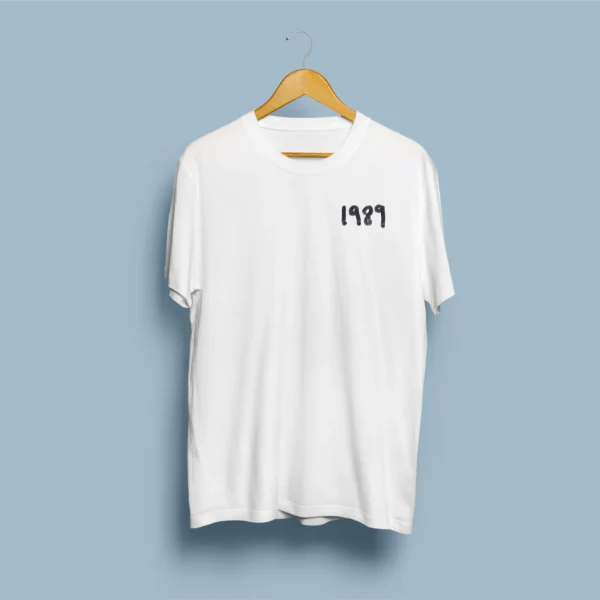 Frente de t-shirt branca com tipografia 1989 em graffiti azul-escuro no peito esquerdo, em cabide