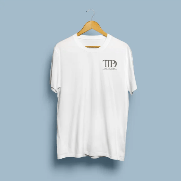 Frente de t-shirt branca com logo oficial TTPD e tipografia serif The Tortured Poets Department no peito esquerdo