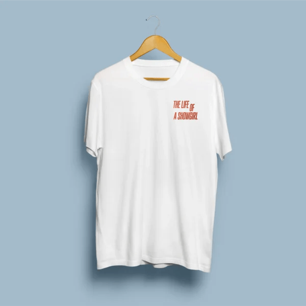 Frente de t-shirt branca com tipografia THE LIFE OF A SHOWGIRL em vermelho/laranja no peito esquerdo