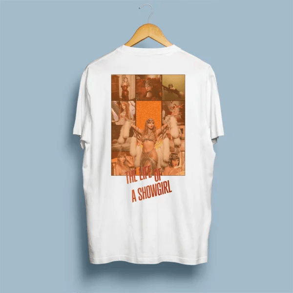 Costas de t-shirt branca com colagem laranja/dourada da Showgirl Era e look showgirl icónico com franjas brancas