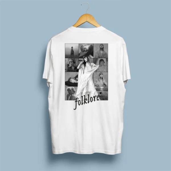 Costas de t-shirt branca com colagem P&B minimalista da Folklore Era e tipografia manuscrita folklore