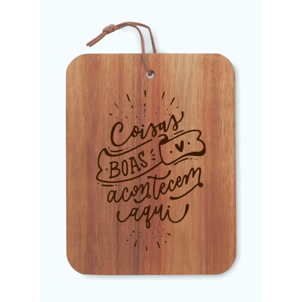 Tábua de Cozinha Decorativa em madeira com frase gravada Coisas Boas Acontecem Aqui.