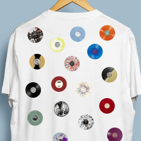 Zoom de vinis coloridos únicos dispostos aleatoriamente na t-shirt branca personalizada — pretos, vermelhos, azuis e salpicados