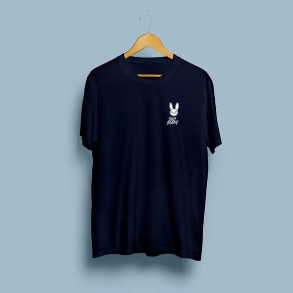 T-shirt azul escura com o logótipo do coelho branco do Bad Bunny, malha de 190g.