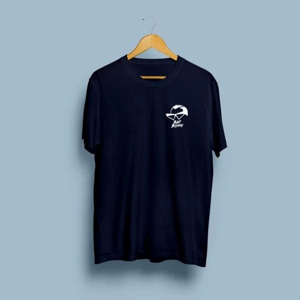 Design tipográfico com as letras do nome Bad Bunny entrelaçadas, estampado em branco numa t-shirt escura.