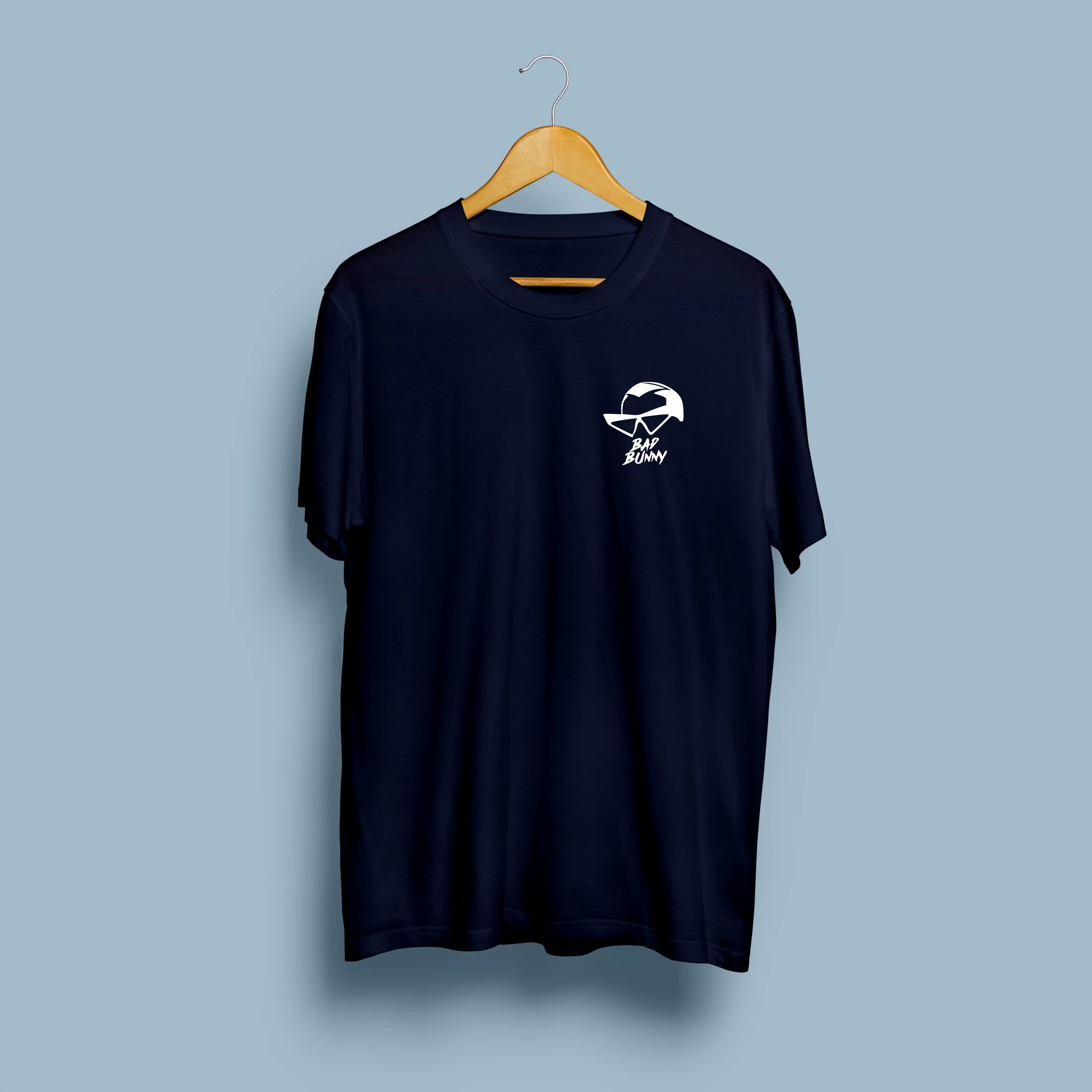 T-shirt Bad Bunny "Typography Mix" 2 Design tipográfico com as letras do nome Bad Bunny entrelaçadas, estampado em branco numa t-shirt escura.