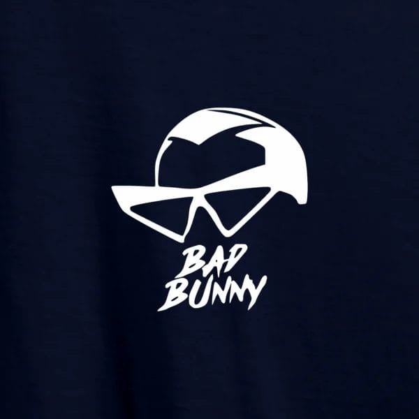 Design tipográfico com as letras do nome Bad Bunny entrelaçadas, estampado em branco numa t-shirt escura.