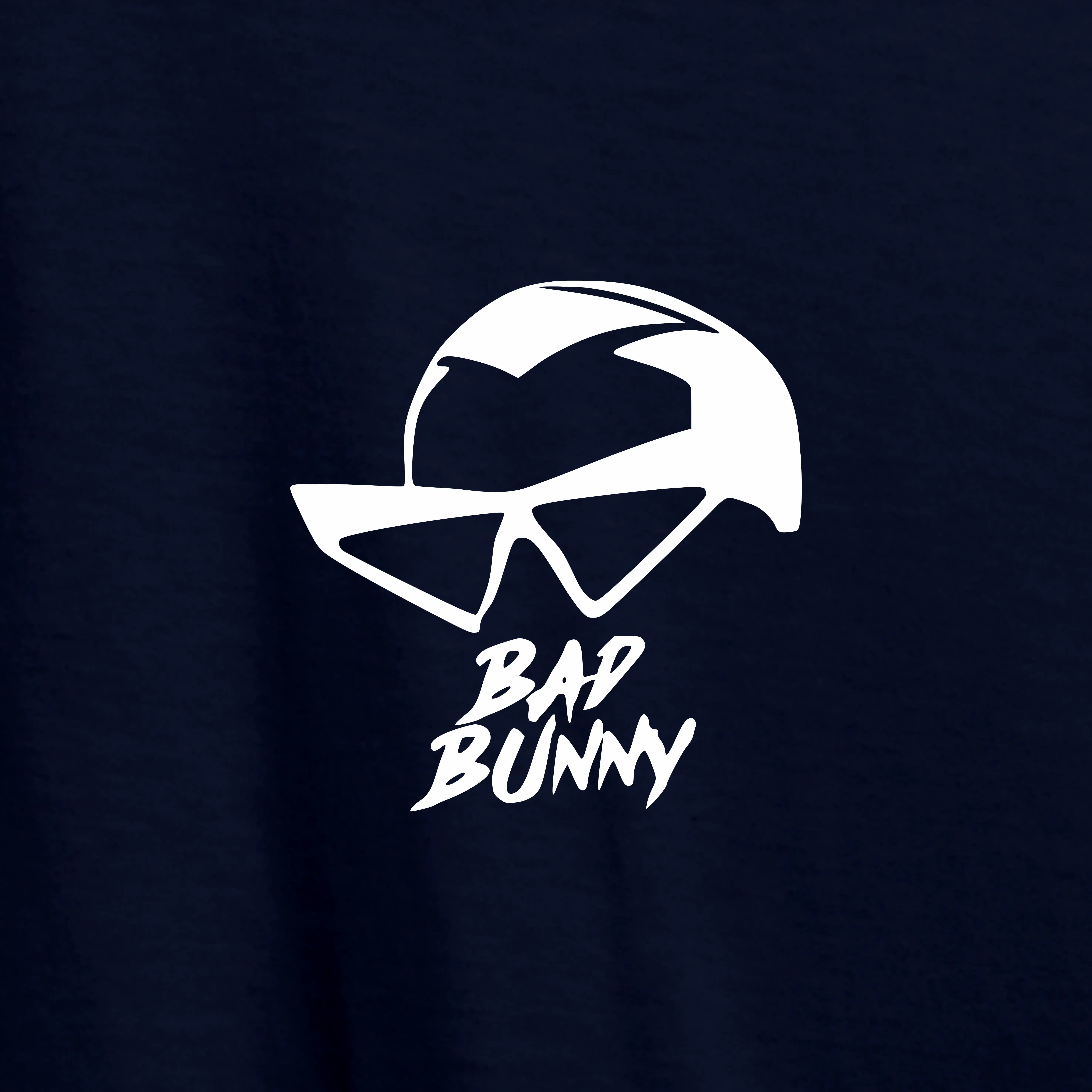 T-shirt Bad Bunny "Typography Mix" 1 Design tipográfico com as letras do nome Bad Bunny entrelaçadas, estampado em branco numa t-shirt escura.