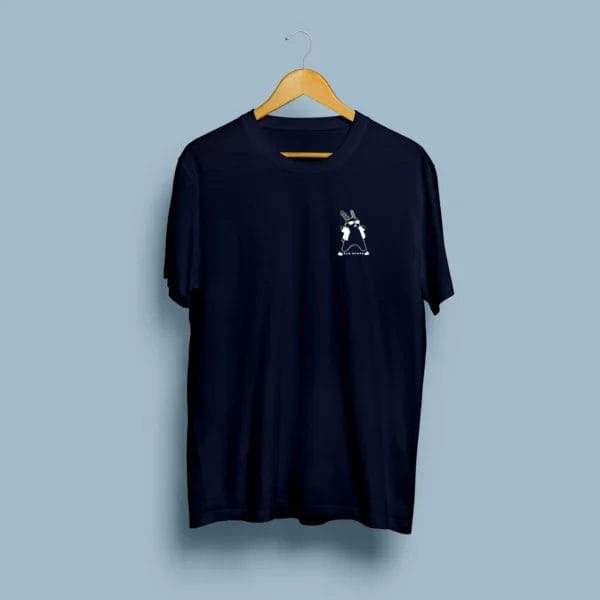 T-shirt Bad Bunny com ilustração branca de coelho com óculos de sol.
