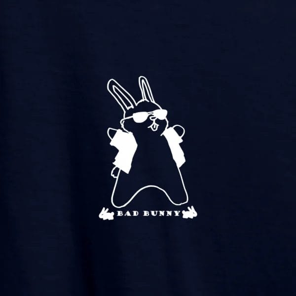 T-shirt Bad Bunny com ilustração branca de coelho com óculos de sol.