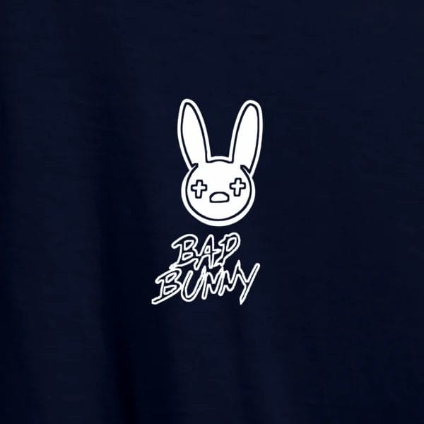 T-shirt azul escura com o logótipo do coelho branco do Bad Bunny, malha de 190g.