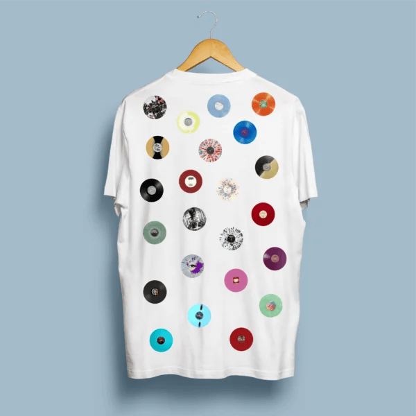 T-Shirt - Os Teus Vinis (Peça Única) com colagem de vinis coloridos aleatórios