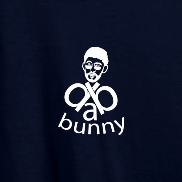 T-shirt Benito com design tipográfico abstrato e rosto ilustrado em branco.
