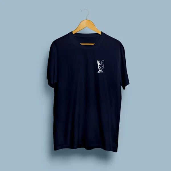 Ilustração branca em estilo raio-x do coelho do Bad Bunny com efeito de caveira, estampada numa t-shirt escura.