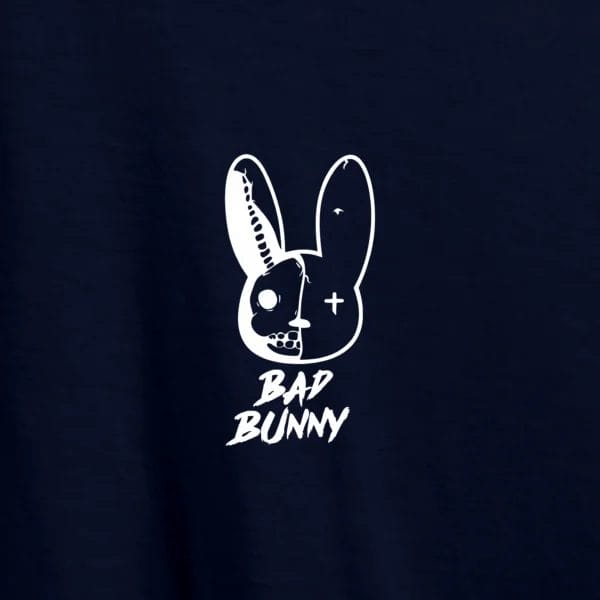 Ilustração branca em estilo raio-x do coelho do Bad Bunny com efeito de caveira, estampada numa t-shirt escura.