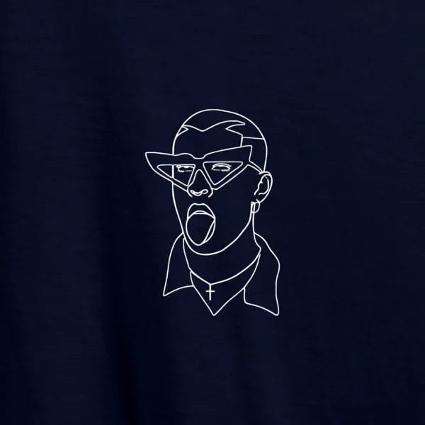 Desenho minimalista em linha branca (line art) do rosto do Bad Bunny com óculos de sol, estampado numa t-shirt escura.