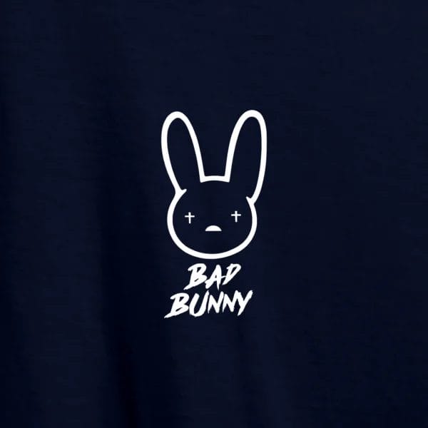 Logótipo do coelho do Bad Bunny com um sorriso de dentes à mostra e olhos em cruz, estampado em branco numa t-shirt escura.